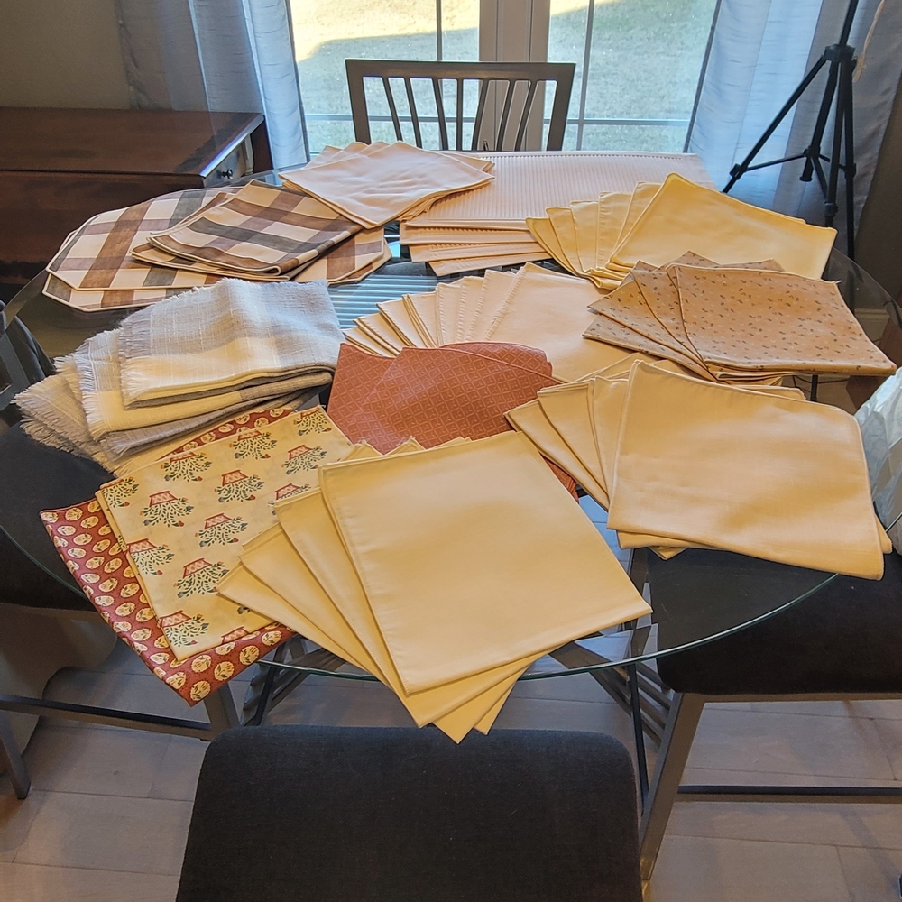 Multiple Linens of Fine Quality (Placemats and Napkins)